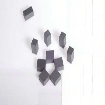 Magnet Permanen Ferit Hitam Memberikan Remanensi 0,3 hingga 0,45 Tesla Komponen Magnetik untuk Industri dan Otomasi