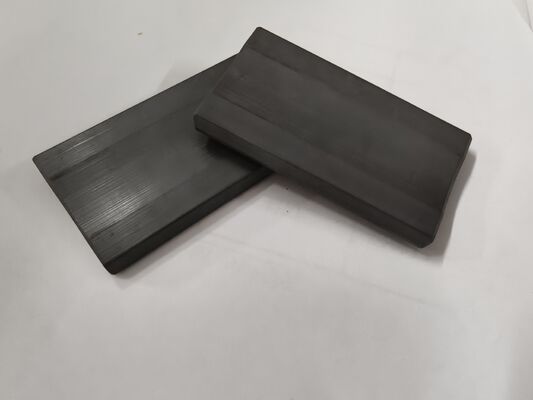 Kekerasan lebih dari atau sama dengan 1500 Oe Sintered Ferrite Magnet Grade JC Y3939 JC Y4041 Pengolahan cetakan basah memastikan kinerja magnetik