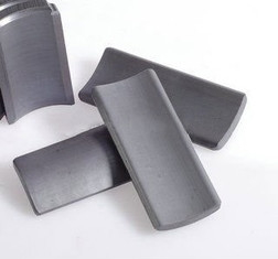 Magnet Ferit Keras Sinter Arang Abu-abu SrO 6Fe2O3 3.6KJ/M3 BH